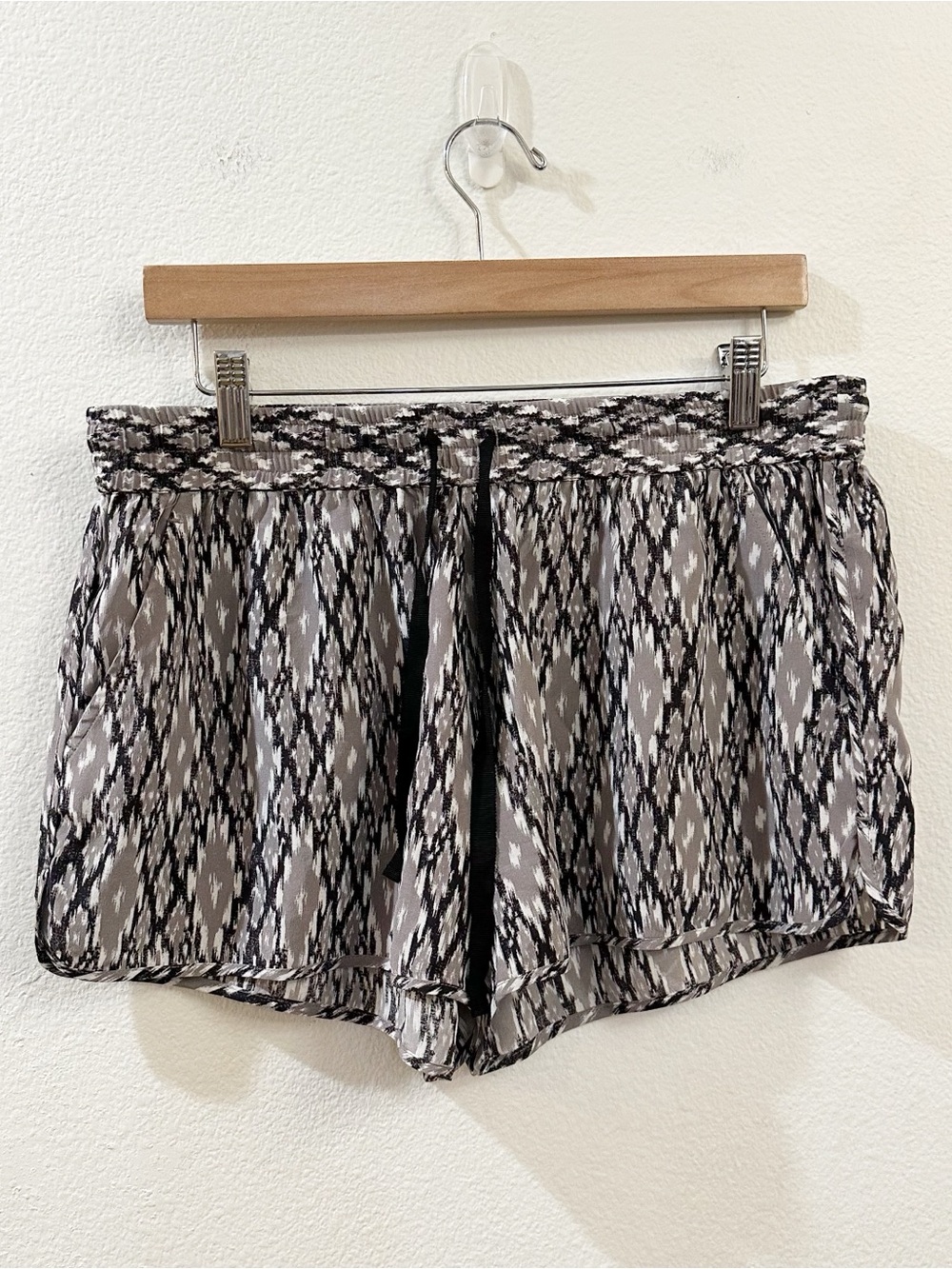 Joie Women's 100% Silk Layana Ikat Print Shorts in grey/black/ivory Size Large